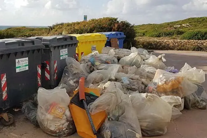 Una parte dei rifiuti raccolti dalla spiaggia (foto L'Unione Sarda - Pinna)