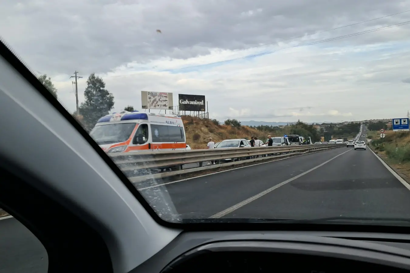 Der Autokonvoi auf dem Highway 131