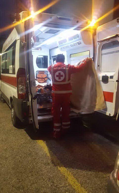 Un ferito viene portato via (foto Croce Rossa)