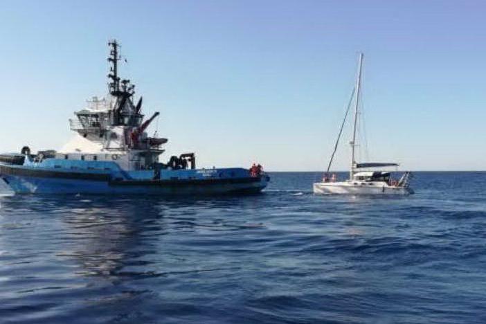 Avaria a 60 miglia dalla costa: Cagliari, paura per 7 diportisti