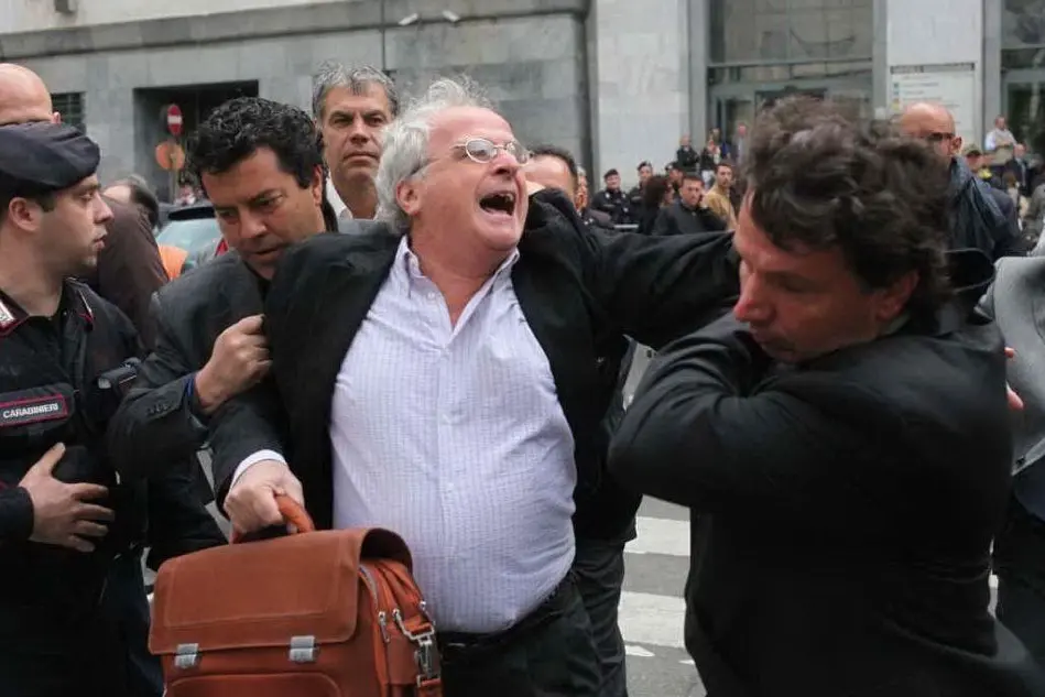 Pietro Palau Giovannetti preso in consegna dalle forze dell'ordine dopo una contestazione a Berlusconi nel 2011