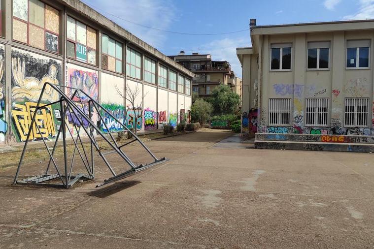 Il playground di via Venezia e a destra la palazzina comunale del Settore Politiche Educative (foto L'Unione Sarda-Marras)