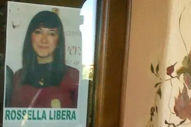 Un manifesto con la scritta di Rossella libera