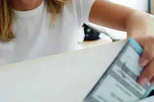 Una scheda in un'urna