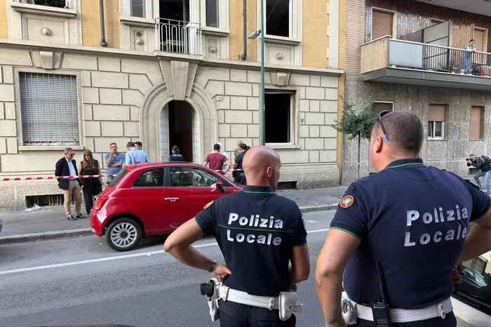 Un ventenne e' morto questa notte a seguito di un incendio sviluppatosi intorno alle 3.40 in un appartamento sito al piano terra di un immobile di 4 piani a Sesto San Giovanni in via Fogagnolo. Le fiamme si sono sprigionate in uno dei vani dell'appartamento. Sul posto 118 e polizia scientifica, Sesto San Giovanni (Milano) 23 luglio 2025. ANSA/Sergio Pontoriero