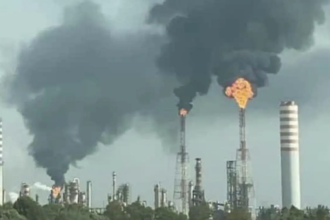 Fumo nero dalla raffineria (Archivio L'Unione Sarda)