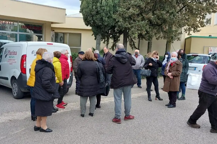 Amministratori e cittadini davanti all'ospedale (Foto Tellini)