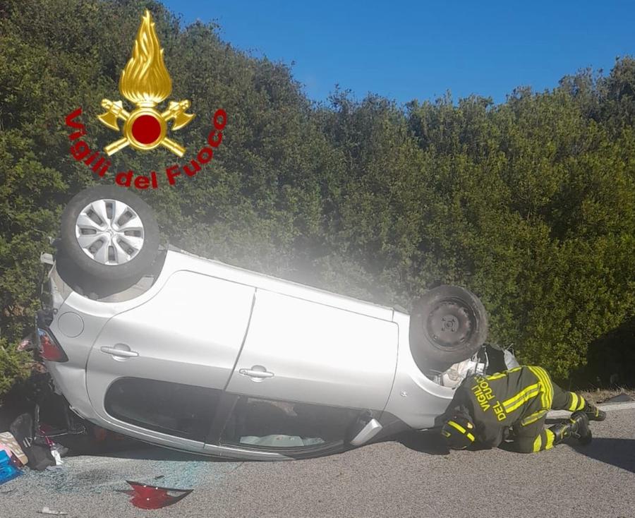 Auto capovolta sulla 131 Dcn: donna ferita, traffico in tilt