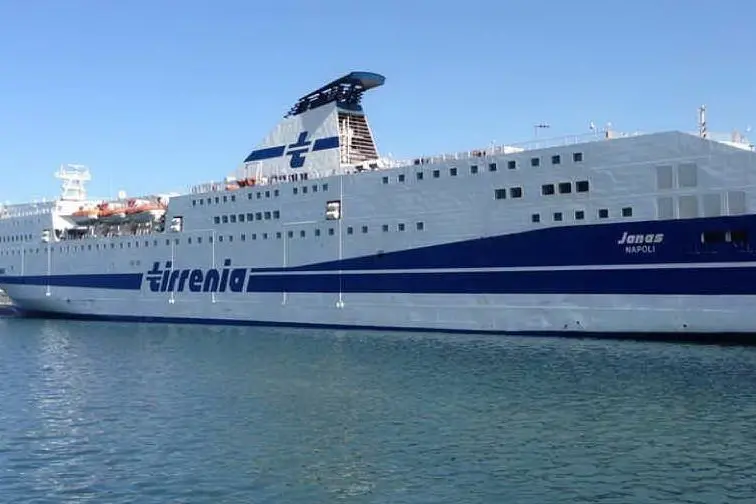 La nave Janas della Tirrenia (Foto M.Pala)