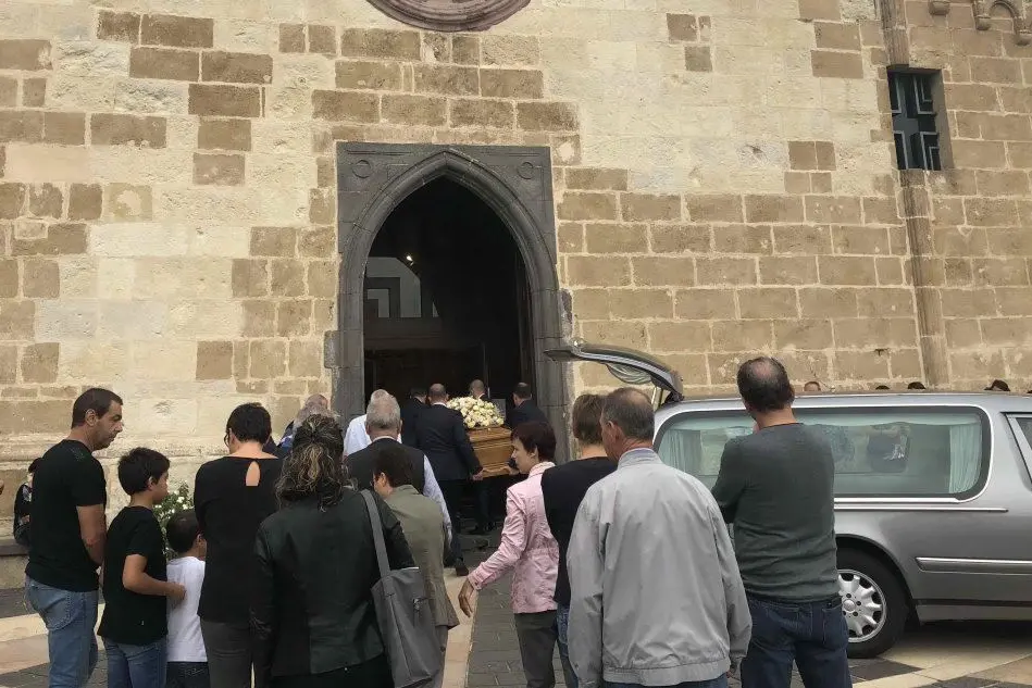 Il feretro all'ingresso della chiesa (Foto Valeria Pinna)