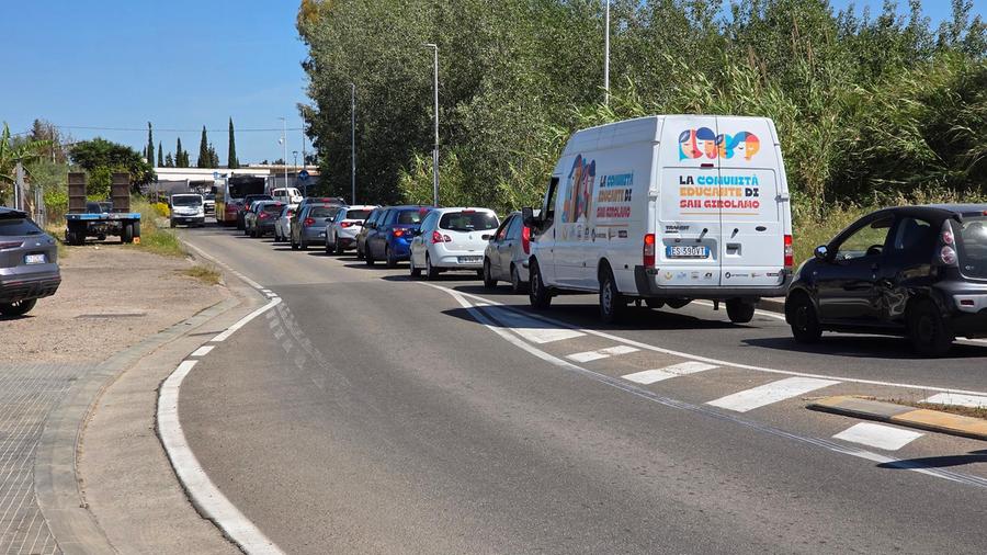 Auto in fila all’ecocentro, traffico in tilt ad Assemini