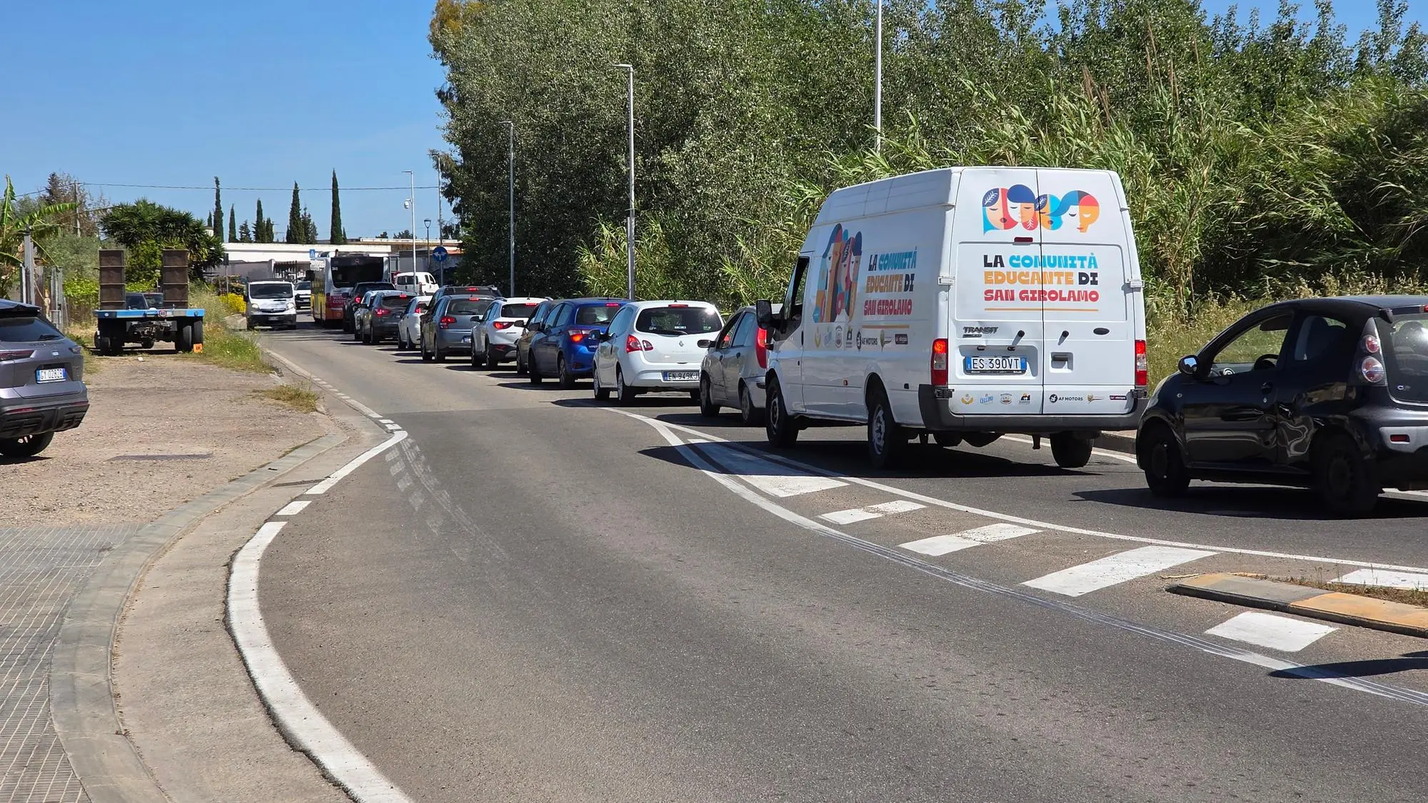Auto in fila all’ecocentro, traffico in tilt ad Assemini