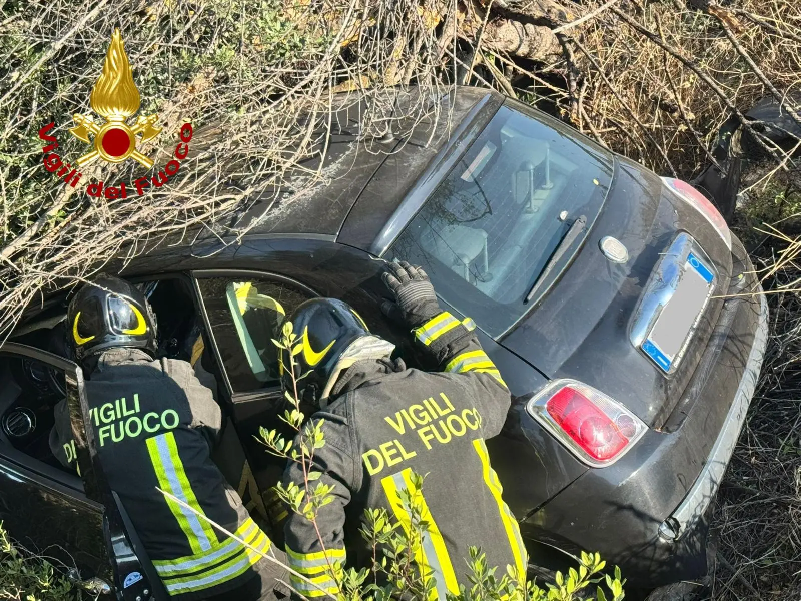 Una delle auto coinvolte nell'incidente a Villasimius (foto vigili del fuoco)