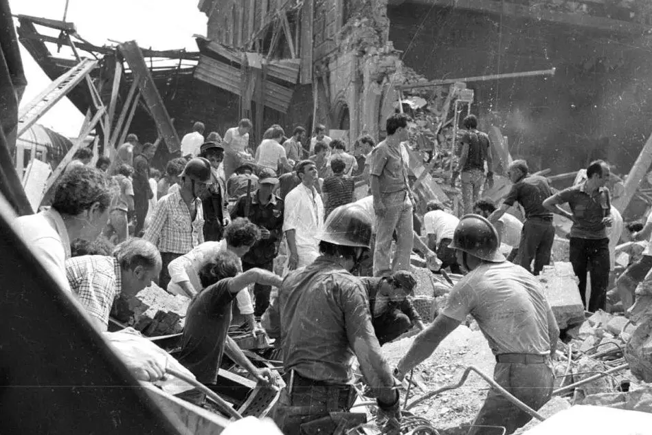I soccorritori scavano tra le macerie dopo la devastante esplosione, il 2 agosto 1980 (Ansa)