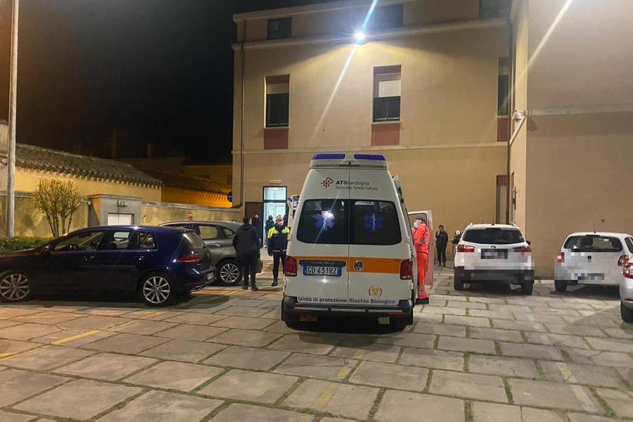 L'ambulanza davanti al municipio (Foto Francesca Melis)