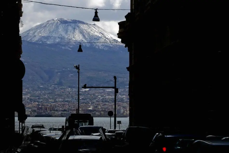 Torna l'inverno sull'Italia, il vento fa paura al Sud (Nella foto il Vesuvio imbiancato)