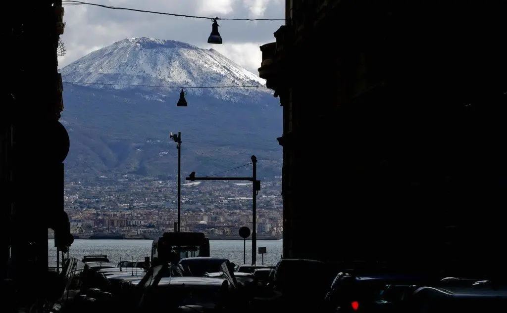 Torna l'inverno sull'Italia, il vento fa paura al Sud (Nella foto il Vesuvio imbiancato)