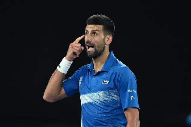 Novak Djoković nel match contro Jiří Lehečka agli Australian Open (foto Epa/Ansa)