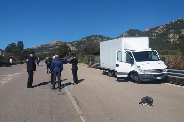 Il furgone bloccato dai rapinatori (Foto Busia)