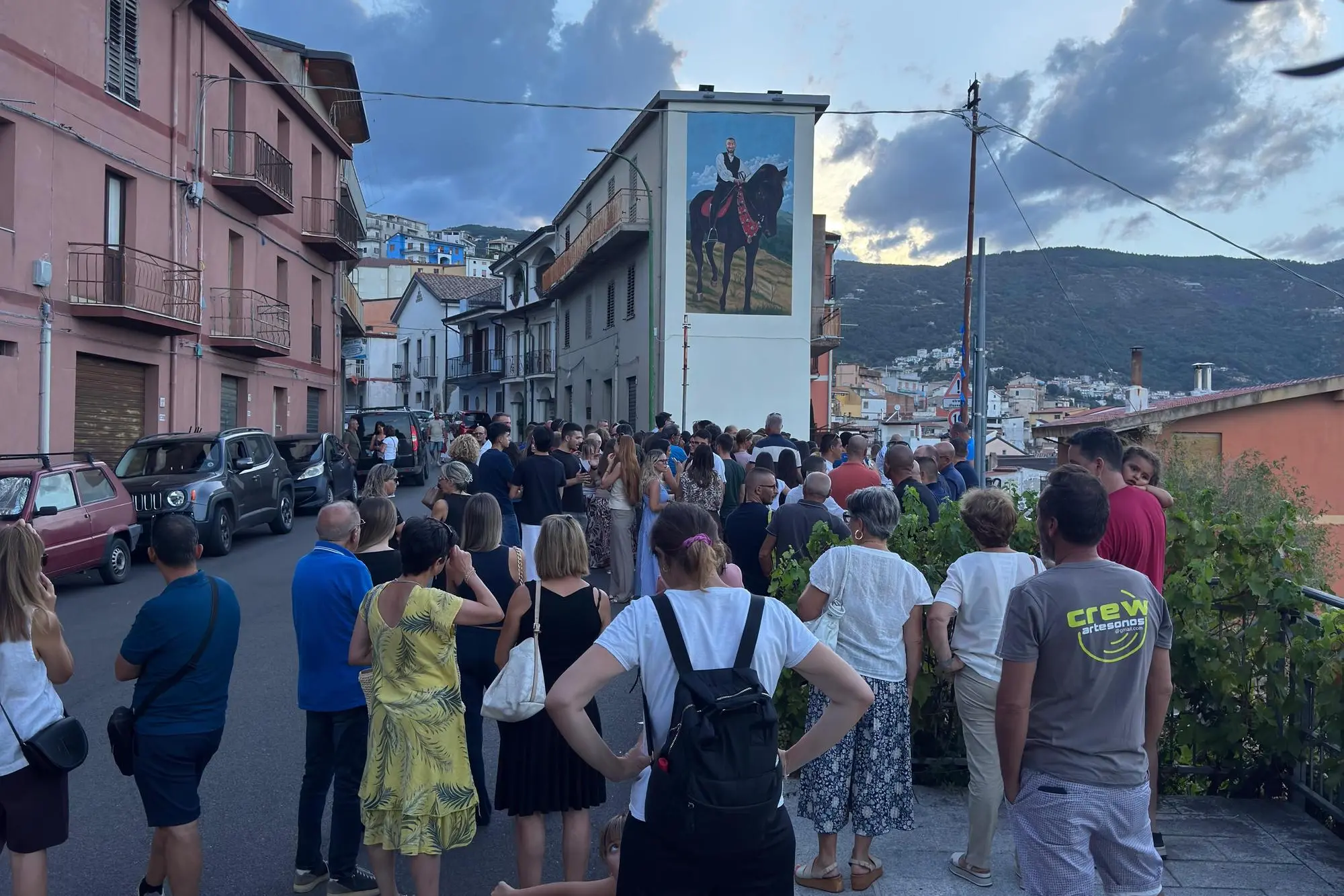 Folla davanti al murale di Marco Mameli