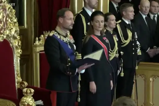 Re Haakon VIII di Norvegia presta giuramento davanti al Parlamento