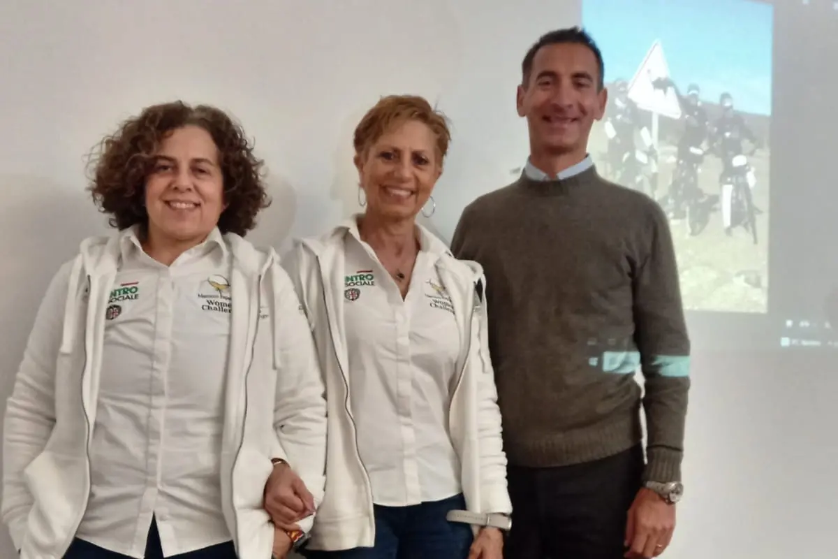 Marco Mura con le due cicliste presenti all'incontro, Donatella Mereu e Daniela Tocco (foto Serreli)