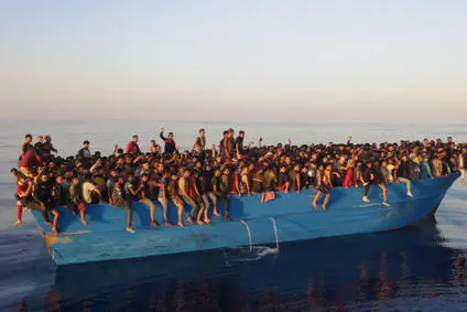 Una barca di migranti (Ansa)