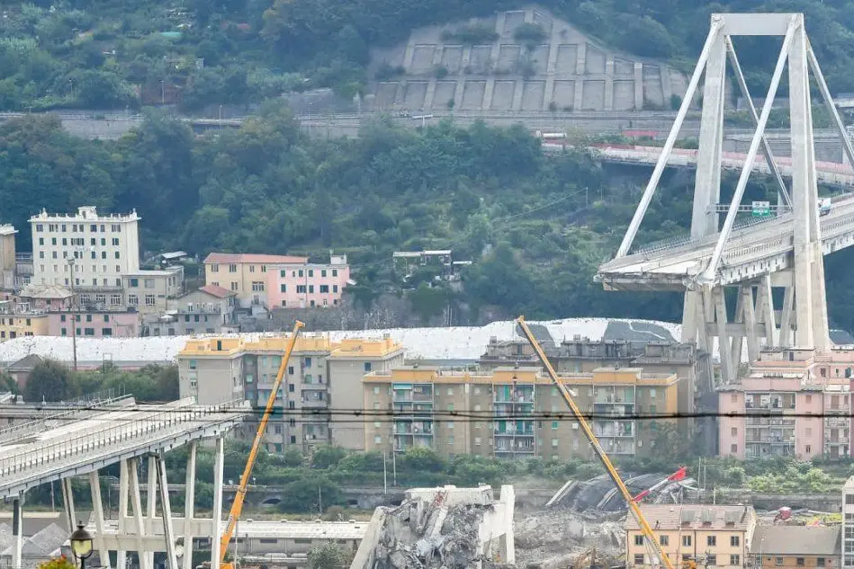 Il ponte Morandi crollato (foto Ansa)