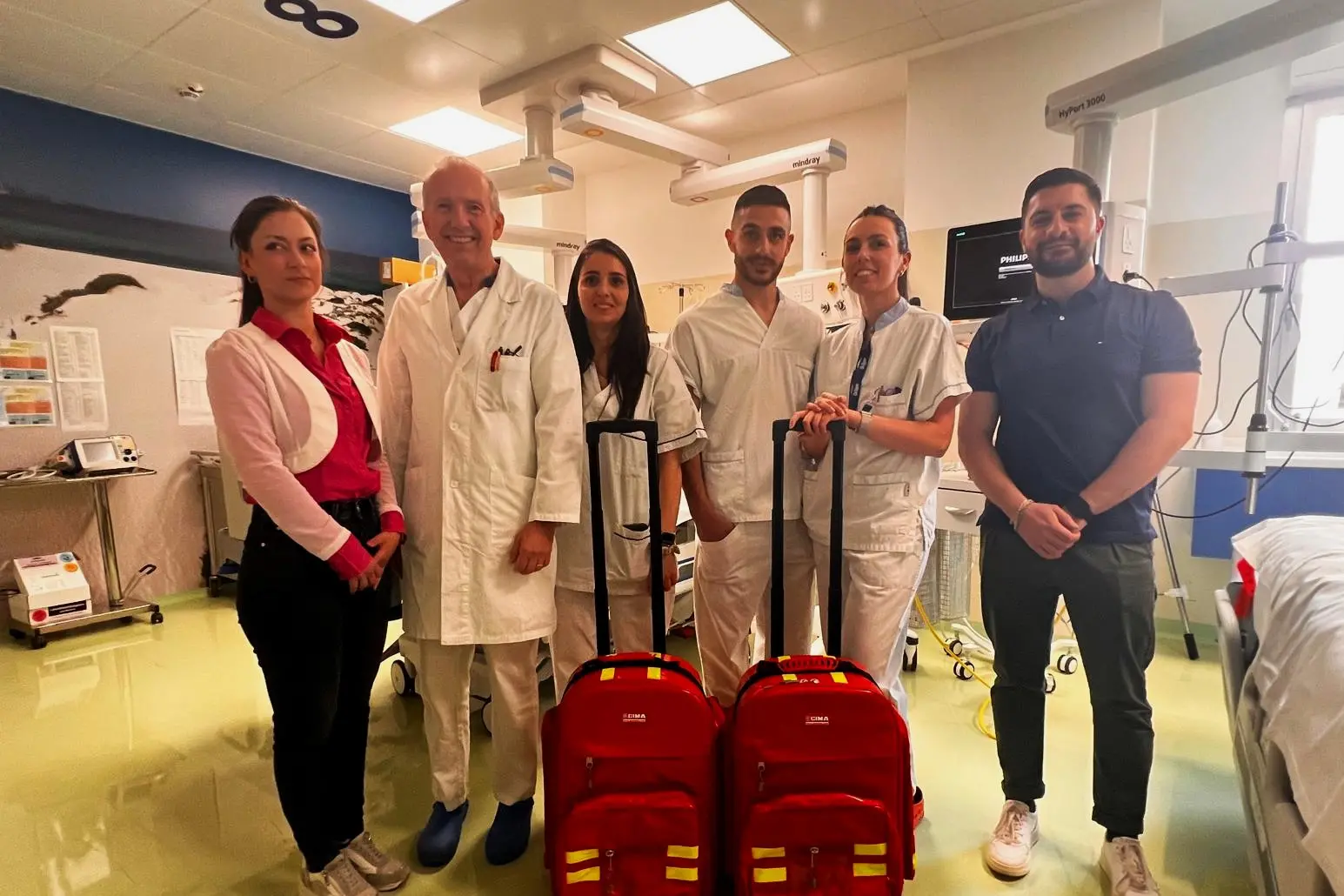 Il professor Terragni con alcuni medici del reparto e alcuni esponenti del Rotaract (foto ufficio stampa)