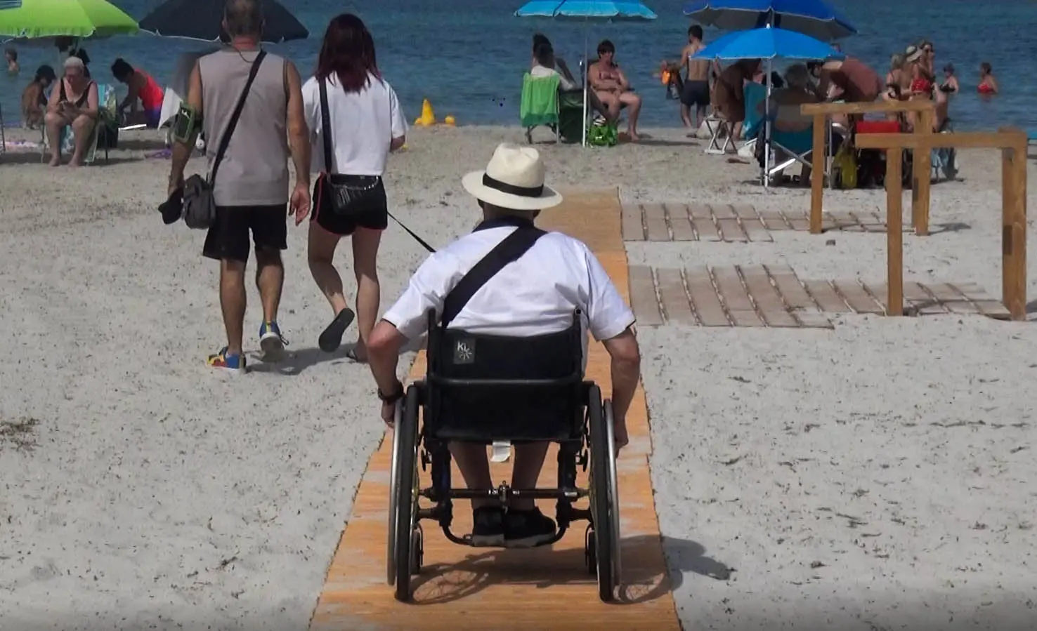 La passerella per disabili nella spiaggia di San Giovanni ad Alghero (Foto Calvi)