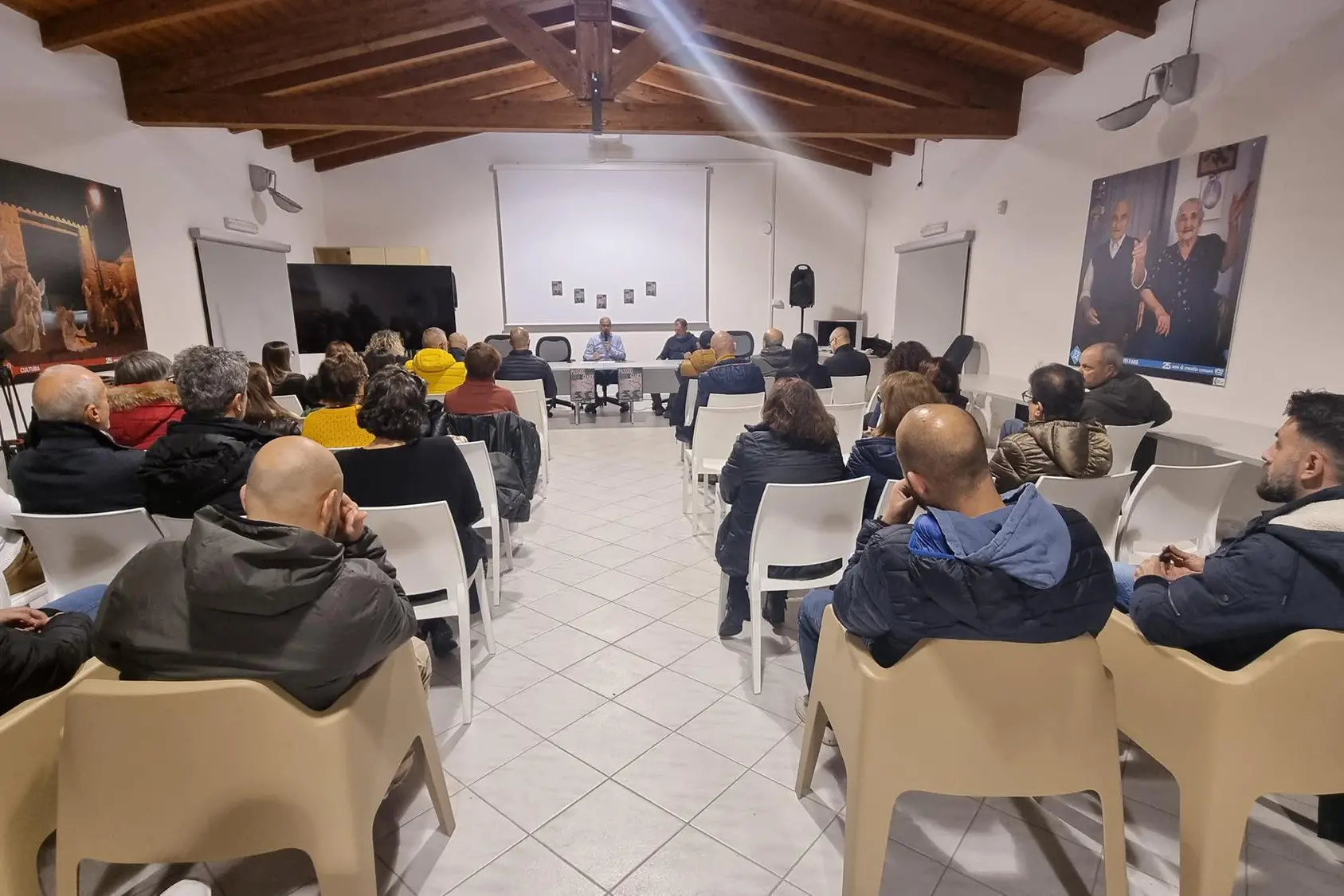 La foto di una riunione del Consorzio Due Giare (foto concessa)