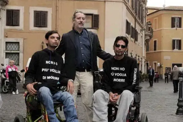 Davide Vannoni (al centro) con due malati a una manifestazione a Roma