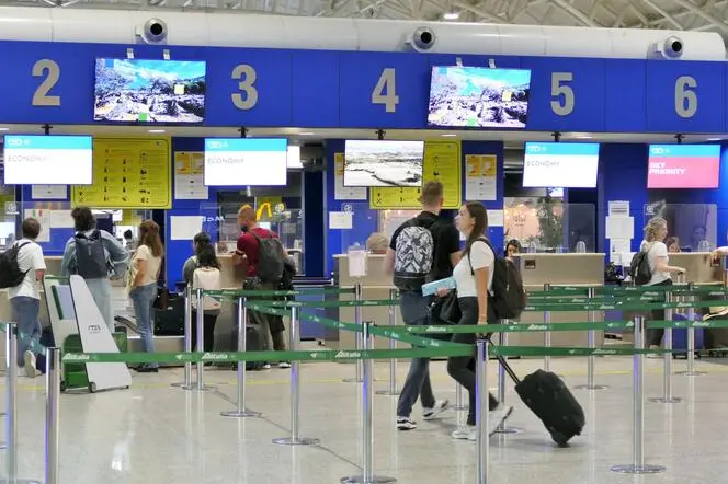 Viaggiatori in aeroporto (immagine simbolo, foto Ansa)