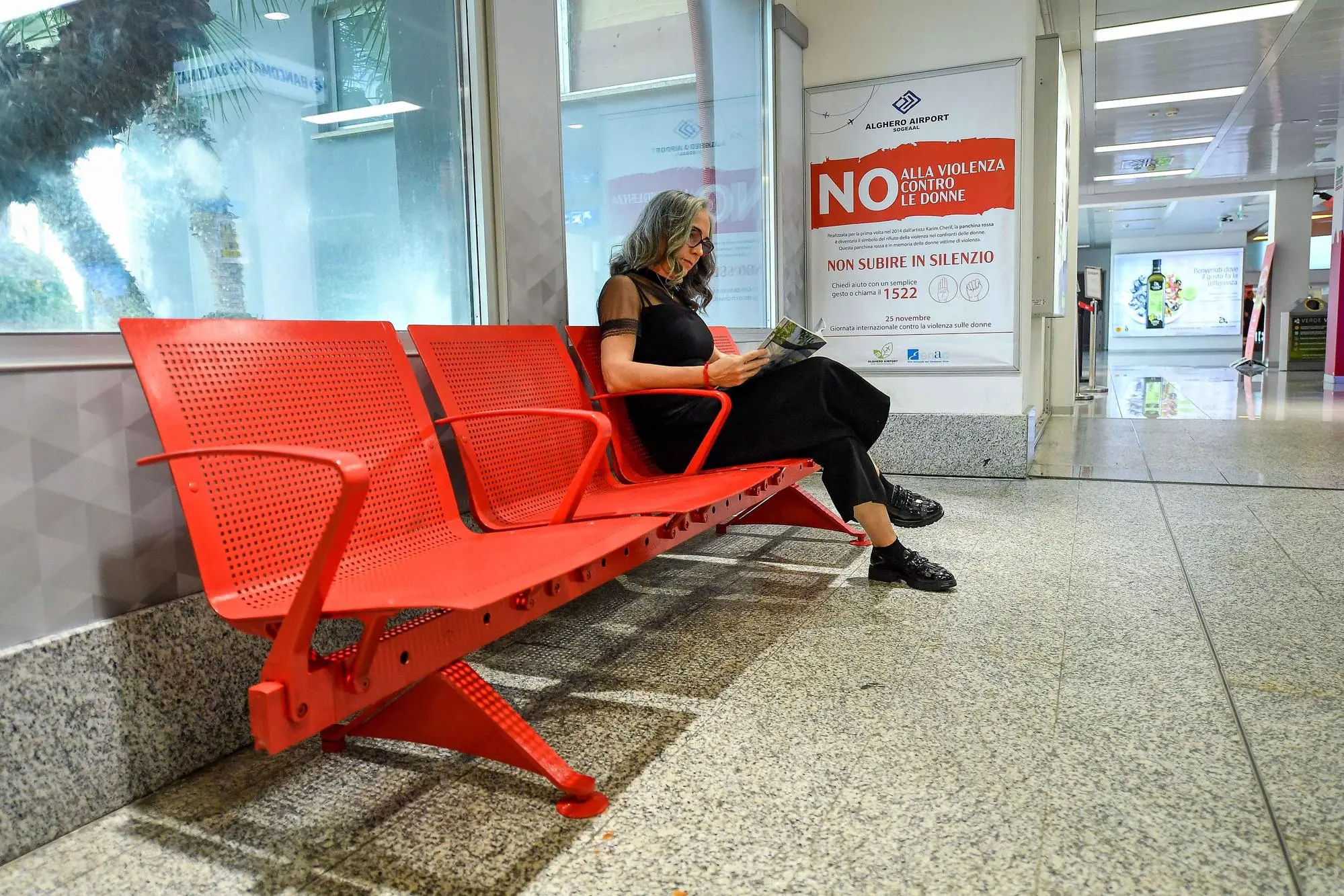 L'aeroporto di Alghero si tinge di rosso (foto Fiori)