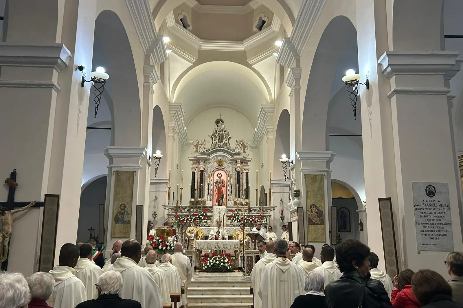 La celebrazione del vescovo Mura a Sant'Andrea (foto Secci)