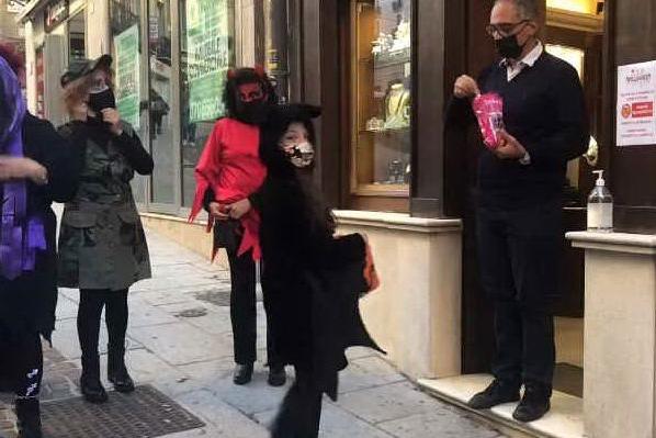 Halloween a Cagliari: dolcetti sì, scherzetti no