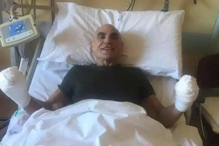 Roberto Zanda sorridente nel letto d'ospedale (archivio L'Unione Sarda)