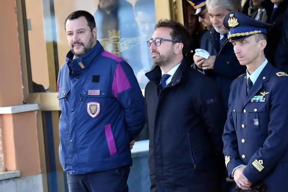Sulla pista di Ciampino i ministri Salvini e Bonafede