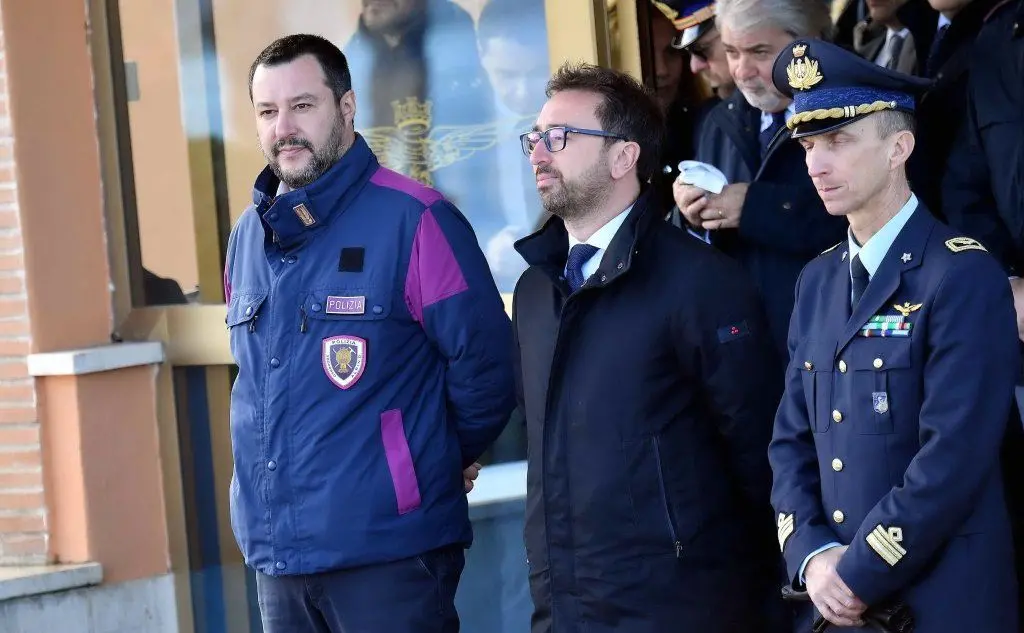 Sulla pista di Ciampino i ministri Salvini e Bonafede