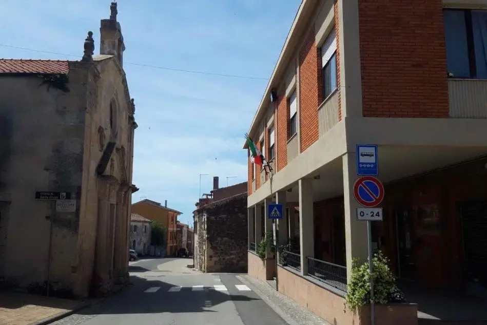 Una via di Giave con, a destra, il municipio (L'Unione Sarda - Tellini)