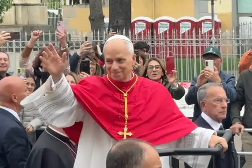 Il Papa a Pompei, campane a festa. Il giro in golfcar tra la folla