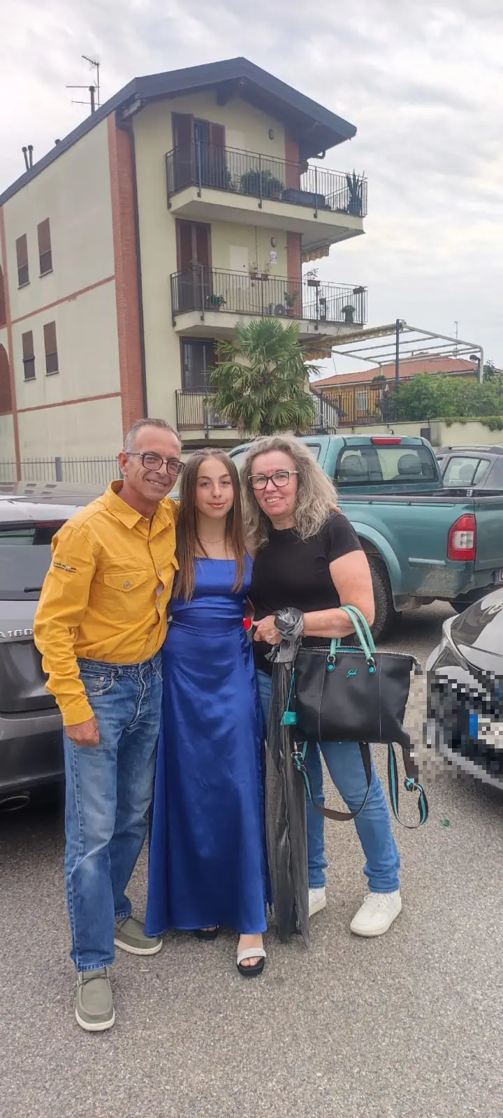 Fiona Saddi con i genitori Ivano e Teresa (foto concessa dalla famiglia)