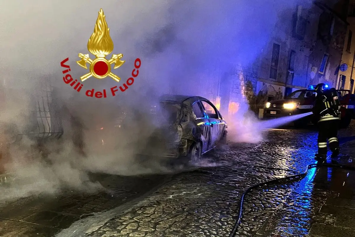 Orgosolo, l'auto in fiamme (foto vigili del fuoco)
