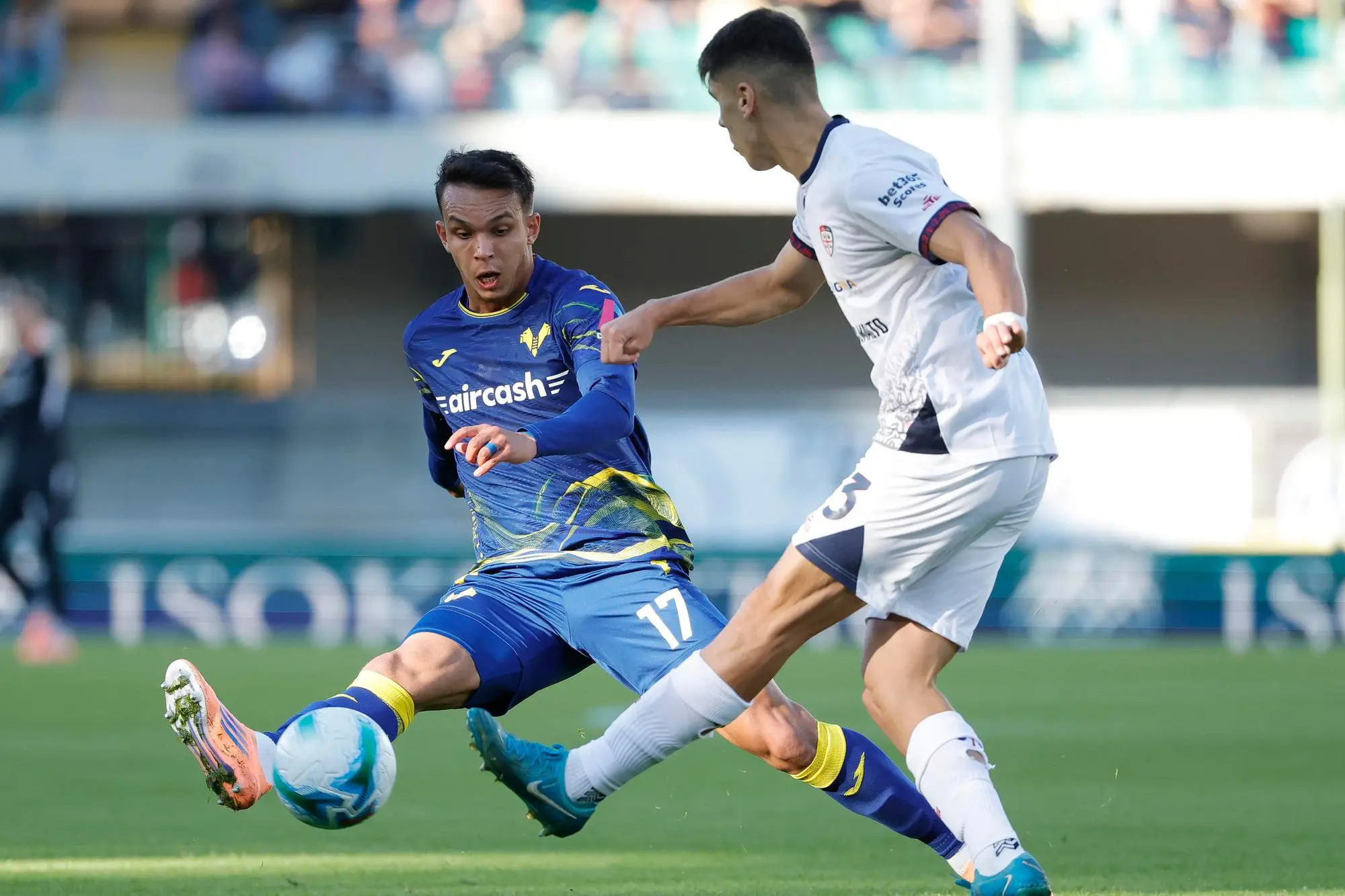 Hellas Verona's Giovane and Cagliari's Adam Obert in action during the Italian Serie A soccer match Hellas Verona vs Cagliari Calcio at Stadio Marcantonio Bentegodi in Verona, Italia, 26 October 2025. ANSA/EMANUELE PENNACCHIO