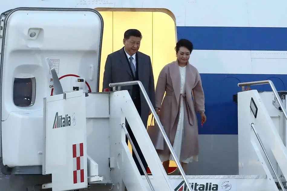 Il presidente Xi Jinping e la moglie Peng Liyuan arrivano a Roma (Ansa)
