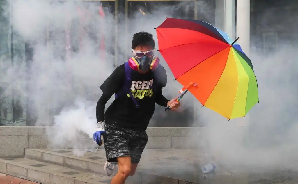 Molti manifestanti hanno sfilato con un ombrello, simbolo della protesta anti-cinese