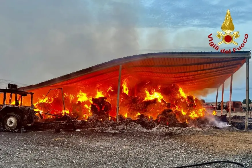 L'incendio in un'azienda agricola a Monastir (foto vigili del fuoco)