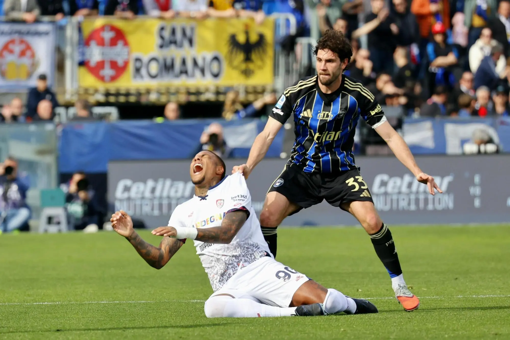 Michael Folorunsho contro Arturo Calabresi in Pisa-Cagliari (foto Ansa)