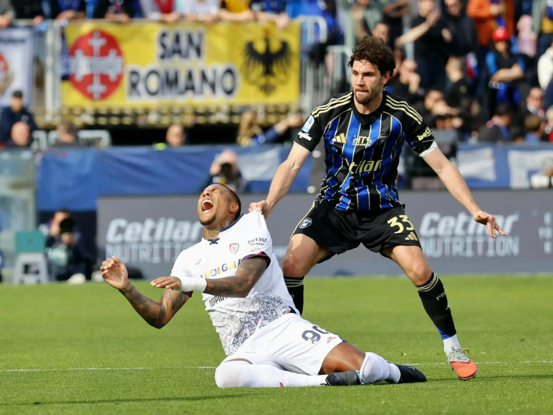 Michael Folorunsho contro Arturo Calabresi in Pisa-Cagliari (foto Ansa)