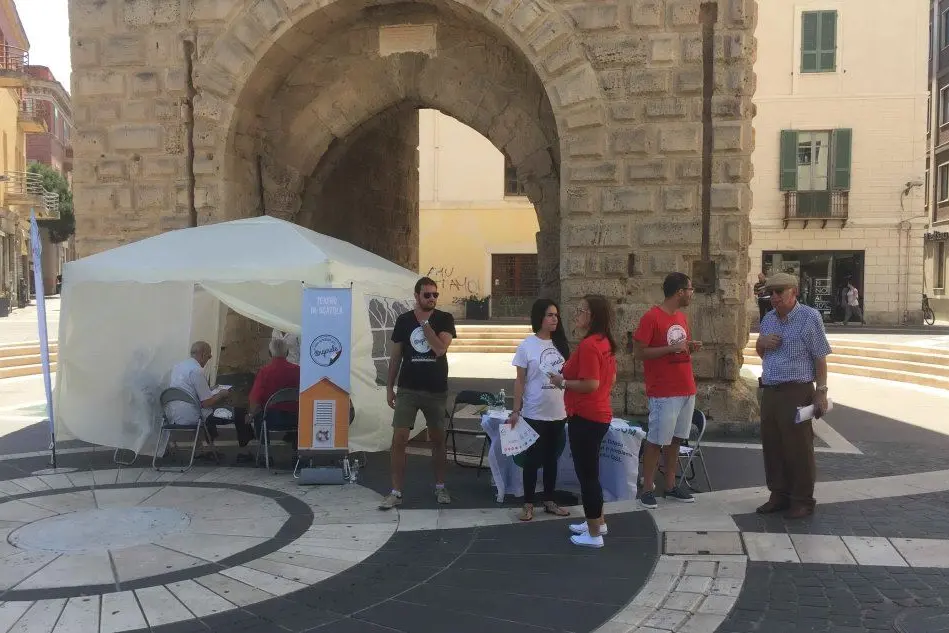 Il gazebo allestito in piazza Roma